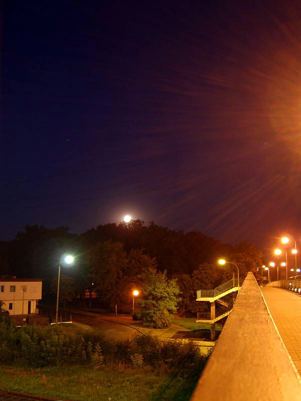 księżyc na parkiem miejskim / clik to next foto