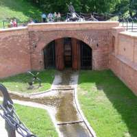 otoczenie pomnika flisaka