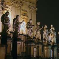 Ogrodzenie z rzeźbami aposto�