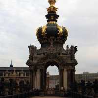 Zwinger, Kronentor