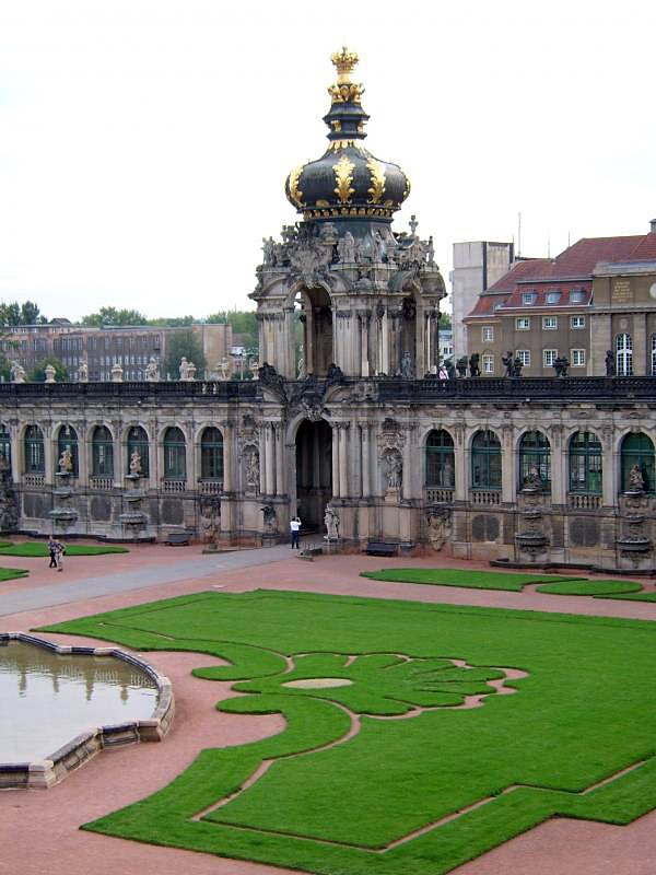 Zwinger, Kronentor