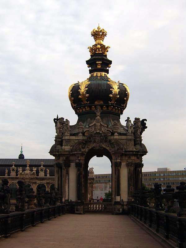 Zwinger, Kronentor