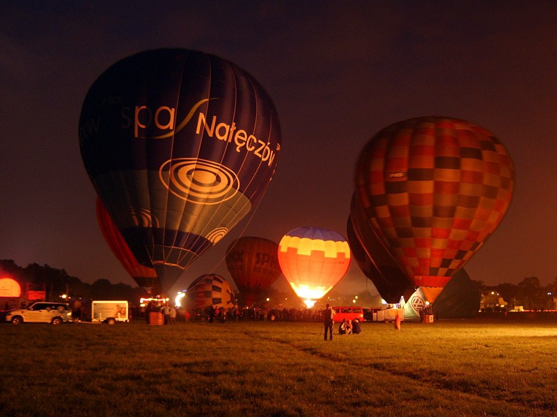 balony nocą