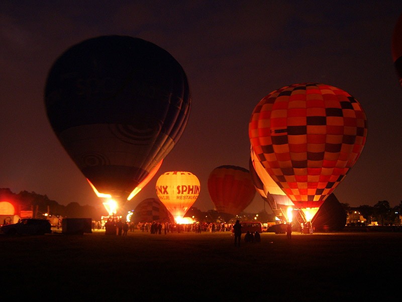 balony nocą