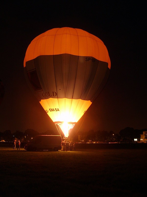balony nocą