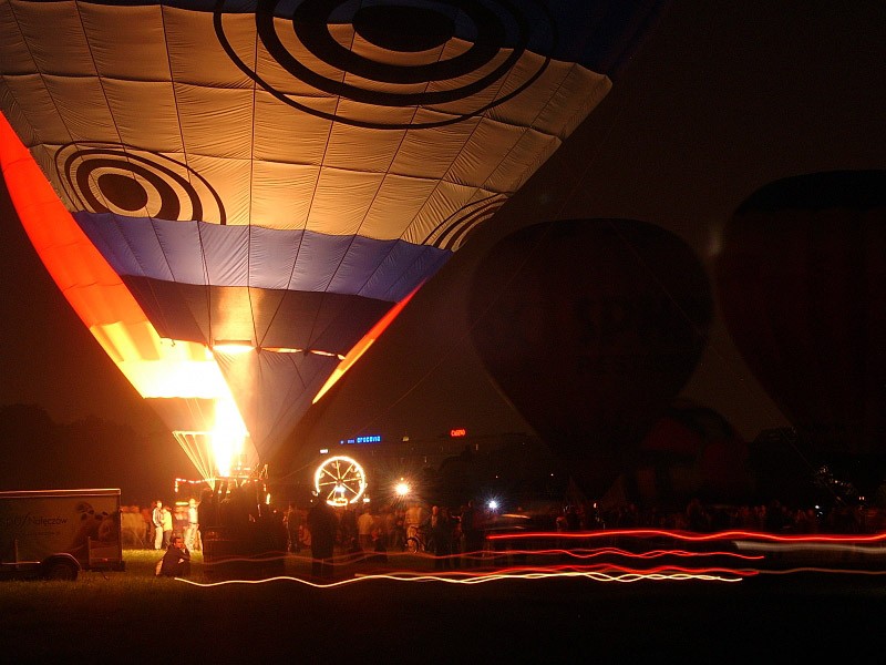 balony nocą