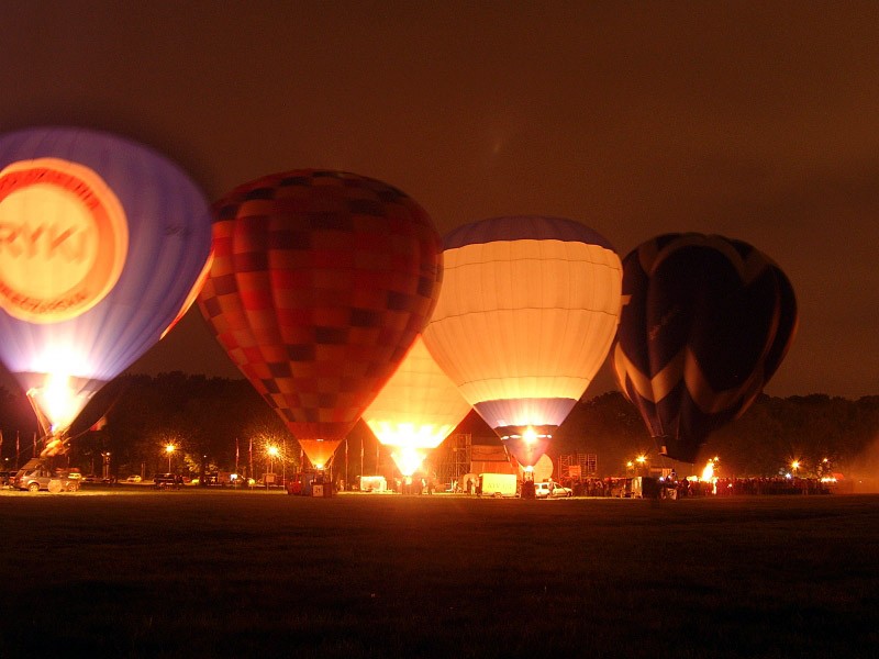 balony nocą
