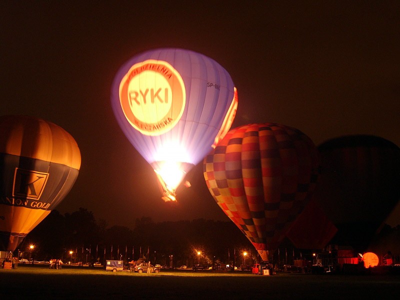 balony nocą