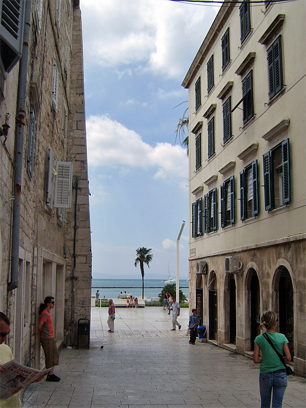 Voćni Trg, Riva