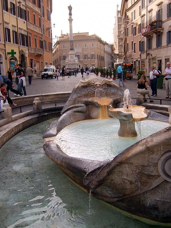 Fontana della Barcaccia, Piazza di Spagna